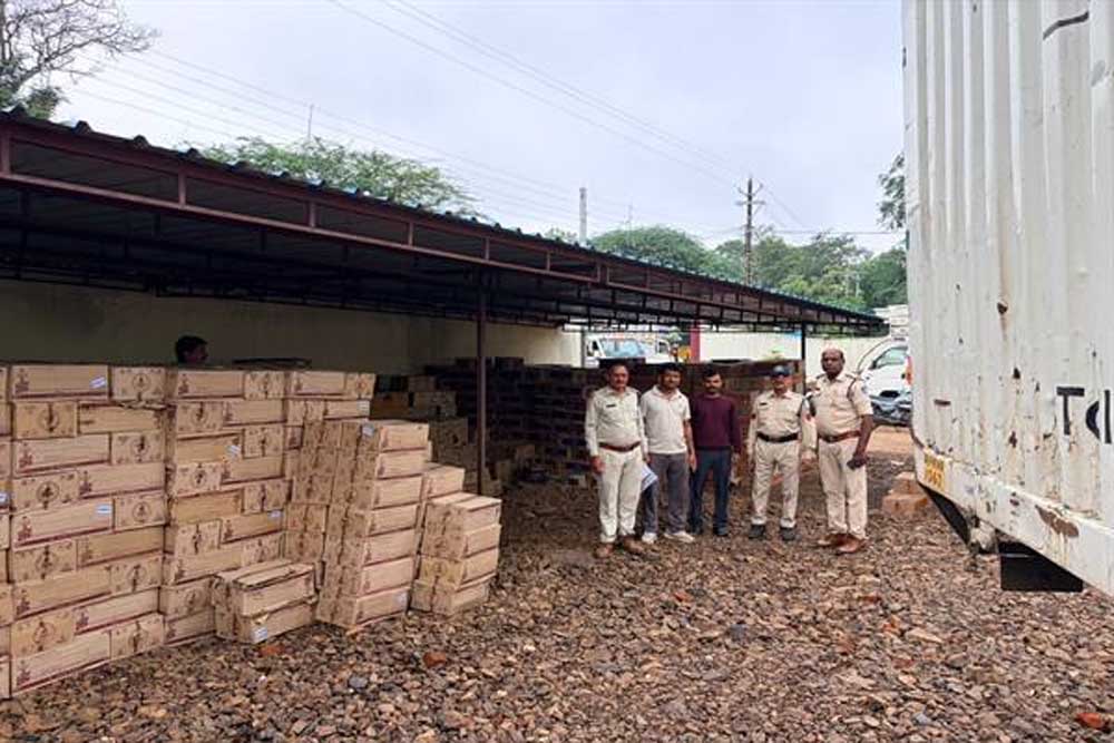 आलीराजपुर में लगभग 2 करोड़ रुपये मूल्य की 2004 पेटी अवैध अंग्रेजी शराब जब्त, दो कंटेनर वाहन सहित दो आरोपी गिरफ्तार आलीराजपुर में लगभग 2 करोड़ रुपये मूल्य की 2004 पेटी अवैध अंग्रेजी शराब जब्त, दो कंटेनर वाहन सहित दो आरोपी गिरफ्तार
