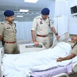 पुलिस कमिश्नर संजीव शुक्ला ने अस्पताल पहुंचकर घायल पुलिस जवानों का जाना हाल पुलिस कमिश्नर संजीव शुक्ला ने अस्पताल पहुंचकर घायल पुलिस जवानों का जाना हाल