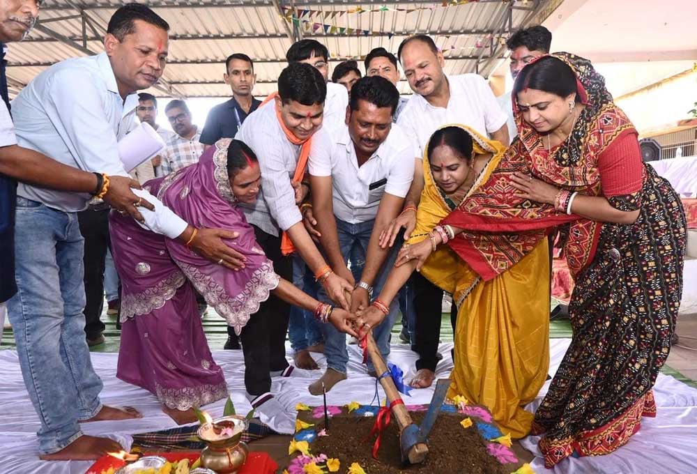 सरोरा में विकास की दोहरी सौगात- 1.60 करोड़ के मिनी स्टेडियम और 11.86 लाख के आंगनबाड़ी भवन का हुआ लोकार्पण-भूमिपूजन