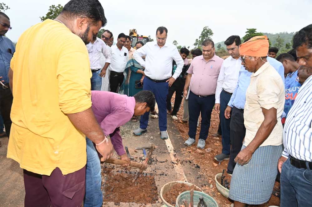 उप मुख्यमंत्री विजय शर्मा के निर्देश पर बोड़ला के खारिया से अगरी तक पीएम जनमन योजना की सड़क की राज्य स्तरीय जांच उप मुख्यमंत्री विजय शर्मा के निर्देश पर बोड़ला के खारिया से अगरी तक पीएम जनमन योजना की सड़क की राज्य स्तरीय जांच