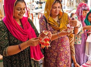 झुंझुनूं में राखियों की धूम, कार्टून से डिजाइनर तक हर पसंद की राखी उपलब्ध