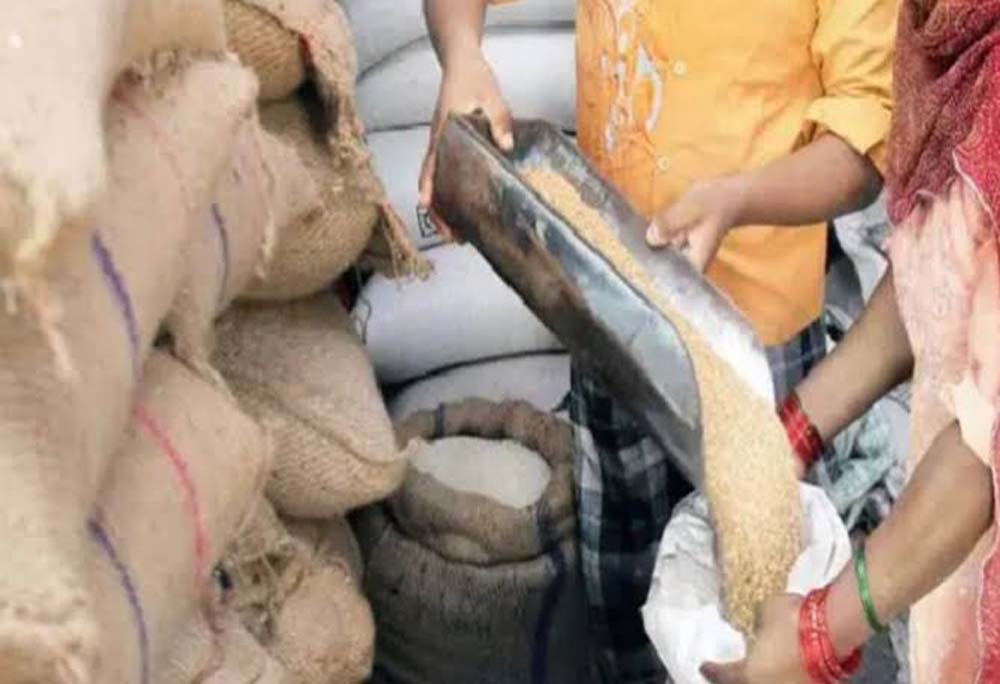 PDS दुकानों तक नहीं पहुंचा राशन, नए डोर स्टेप डिलीवरी आदेश से बढ़ी परेशानी PDS दुकानों तक नहीं पहुंचा राशन, नए डोर स्टेप डिलीवरी आदेश से बढ़ी परेशानी