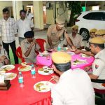 DGP ने जवानों संग किया रात्रि भोज, अपराध नियंत्रण और साइबर क्राइम पर दिए सख्त निर्देश DGP ने जवानों संग किया रात्रि भोज, अपराध नियंत्रण और साइबर क्राइम पर दिए सख्त निर्देश