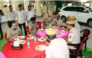 DGP ने जवानों संग किया रात्रि भोज, अपराध नियंत्रण और साइबर क्राइम पर दिए सख्त निर्देश DGP ने जवानों संग किया रात्रि भोज, अपराध नियंत्रण और साइबर क्राइम पर दिए सख्त निर्देश