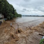 MP Rain: मंडला में नर्मदा नदी का रौद्र रूप, कान्हा से संपर्क टूटा; कई सहायक नदियां भी उफान पर MP Rain: मंडला में नर्मदा नदी का रौद्र रूप, कान्हा से संपर्क टूटा; कई सहायक नदियां भी उफान पर