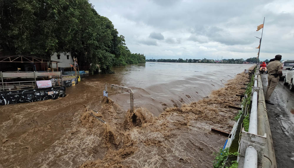 MP Rain: मंडला में नर्मदा नदी का रौद्र रूप, कान्हा से संपर्क टूटा; कई सहायक नदियां भी उफान पर MP Rain: मंडला में नर्मदा नदी का रौद्र रूप, कान्हा से संपर्क टूटा; कई सहायक नदियां भी उफान पर