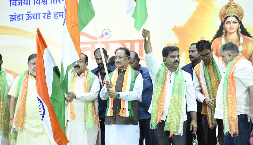 छत्तीसगढ़ में तिरंगा यात्रा का भव्य आयोजन, CM विष्णु देव साय ने हाथ में तिरंगा लेकर की अगुवाई छत्तीसगढ़ में तिरंगा यात्रा का भव्य आयोजन, CM विष्णु देव साय ने हाथ में तिरंगा लेकर की अगुवाई