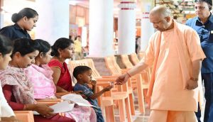 जनता दर्शन में मुख्यमंत्री योगी आदित्यनाथ ने सुनीं 200 लोगों की समस्याएं जनता दर्शन में मुख्यमंत्री योगी आदित्यनाथ ने सुनीं 200 लोगों की समस्याएं