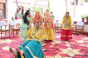 तीज उत्सव में झूम उठा कुरुक्षेत्र, हरियाणवी लोकगीतों और नृत्यों ने मोहा मन