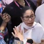 बंगाल में ममता बनर्जी के काफिले पर पथराव, पुलिस हिरासत में TMC कार्यकर्ता की मौत से गुस्सा बंगाल में ममता बनर्जी के काफिले पर पथराव, पुलिस हिरासत में TMC कार्यकर्ता की मौत से गुस्सा