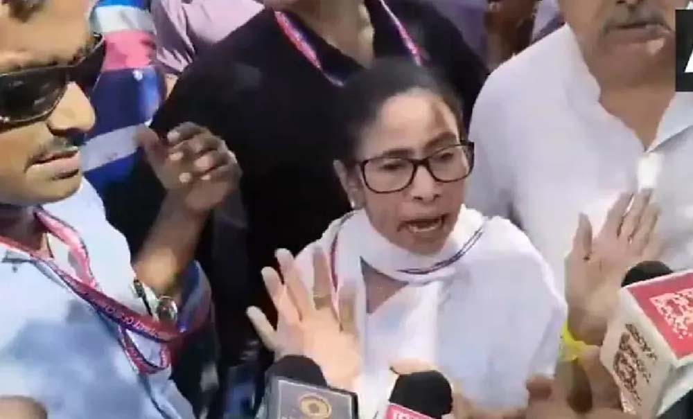 बंगाल में ममता बनर्जी के काफिले पर पथराव, पुलिस हिरासत में TMC कार्यकर्ता की मौत से गुस्सा बंगाल में ममता बनर्जी के काफिले पर पथराव, पुलिस हिरासत में TMC कार्यकर्ता की मौत से गुस्सा