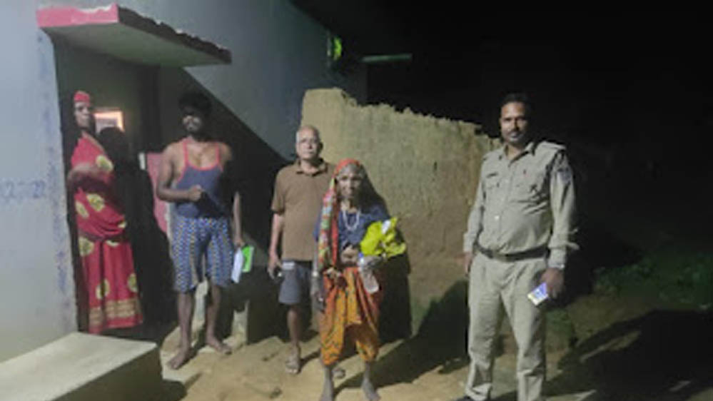 दो दिनों से भटक रही 70 वर्षीय बुजुर्ग महिला को पुलिस ने सुरक्षित घर पहुंचाया दो दिनों से भटक रही 70 वर्षीय बुजुर्ग महिला को पुलिस ने सुरक्षित घर पहुंचाया