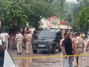 सिटी थाना के सामने दिनदहाड़े फायरिंग, स्कॉर्पियो सवार सात घायल, हमलावर फरार