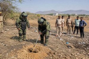 आमेर में खेत के पास मिला जिंदा बम, बम निरोधक दस्ते ने सुरक्षित तरीके से किया निष्क्रिय आमेर में खेत के पास मिला जिंदा बम, बम निरोधक दस्ते ने सुरक्षित तरीके से किया निष्क्रिय