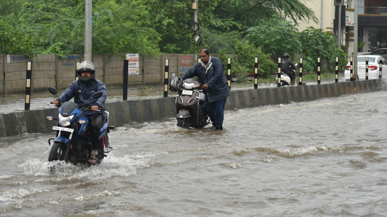 भोपाल में बारिश का कहर: 200 घरों में घुसा पानी, 527 लोगों को बचाया गया; 5 जिलों में भारी बारिश का अलर्ट भोपाल में बारिश का कहर: 200 घरों में घुसा पानी, 527 लोगों को बचाया गया; 5 जिलों में भारी बारिश का अलर्ट