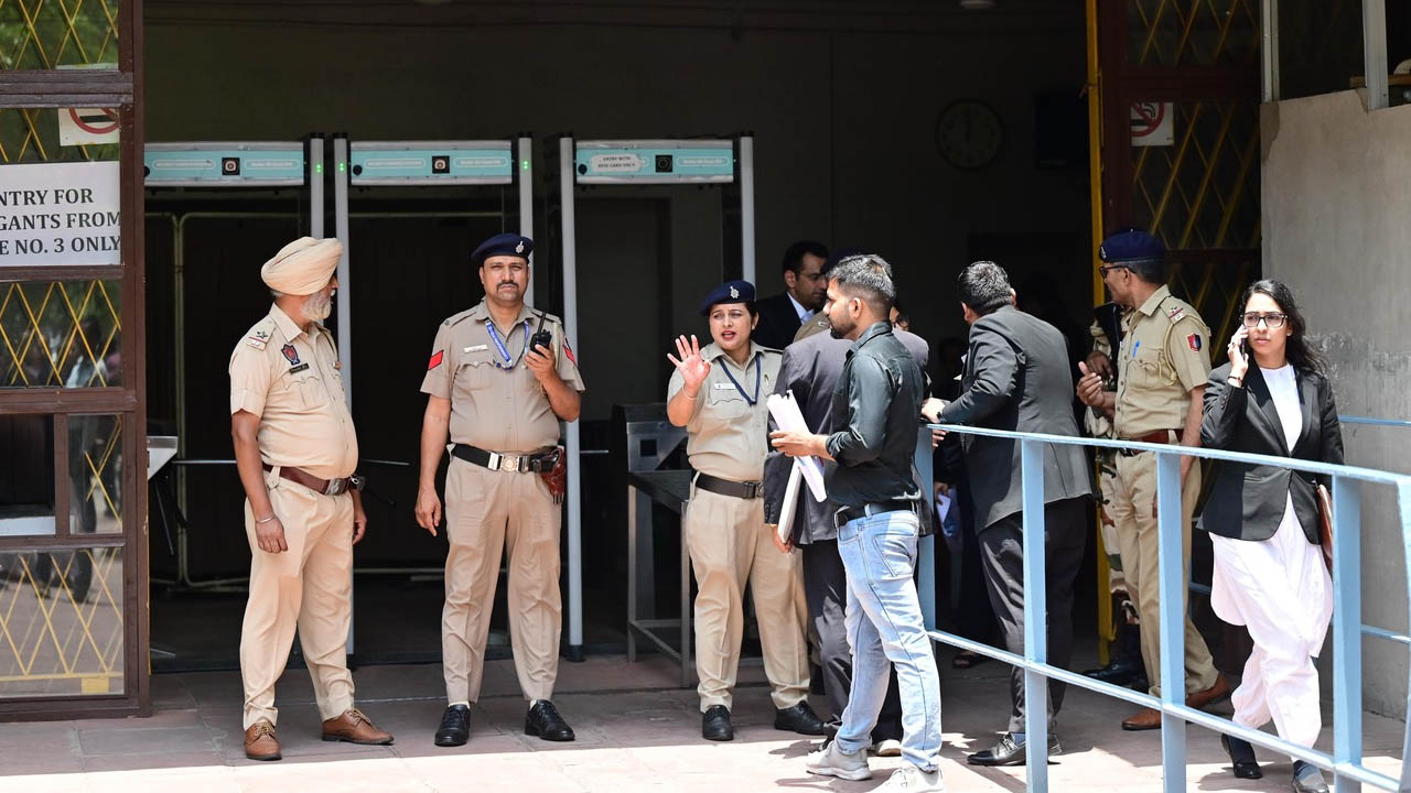 Ferozepur Court Bomb Threat: धमकी भरा फोन आते ही मचा हड़कंप, जिला कोर्ट परिसर कराया गया खाली Ferozepur Court Bomb Threat: धमकी भरा फोन आते ही मचा हड़कंप, जिला कोर्ट परिसर कराया गया खाली