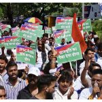 हेमंत सोरेन के फैसले पर छात्रों ने बांटी मिठाइयां, कहा- परीक्षा रद्द होना पहली जीत, CBI जांच तक अनशन जारी