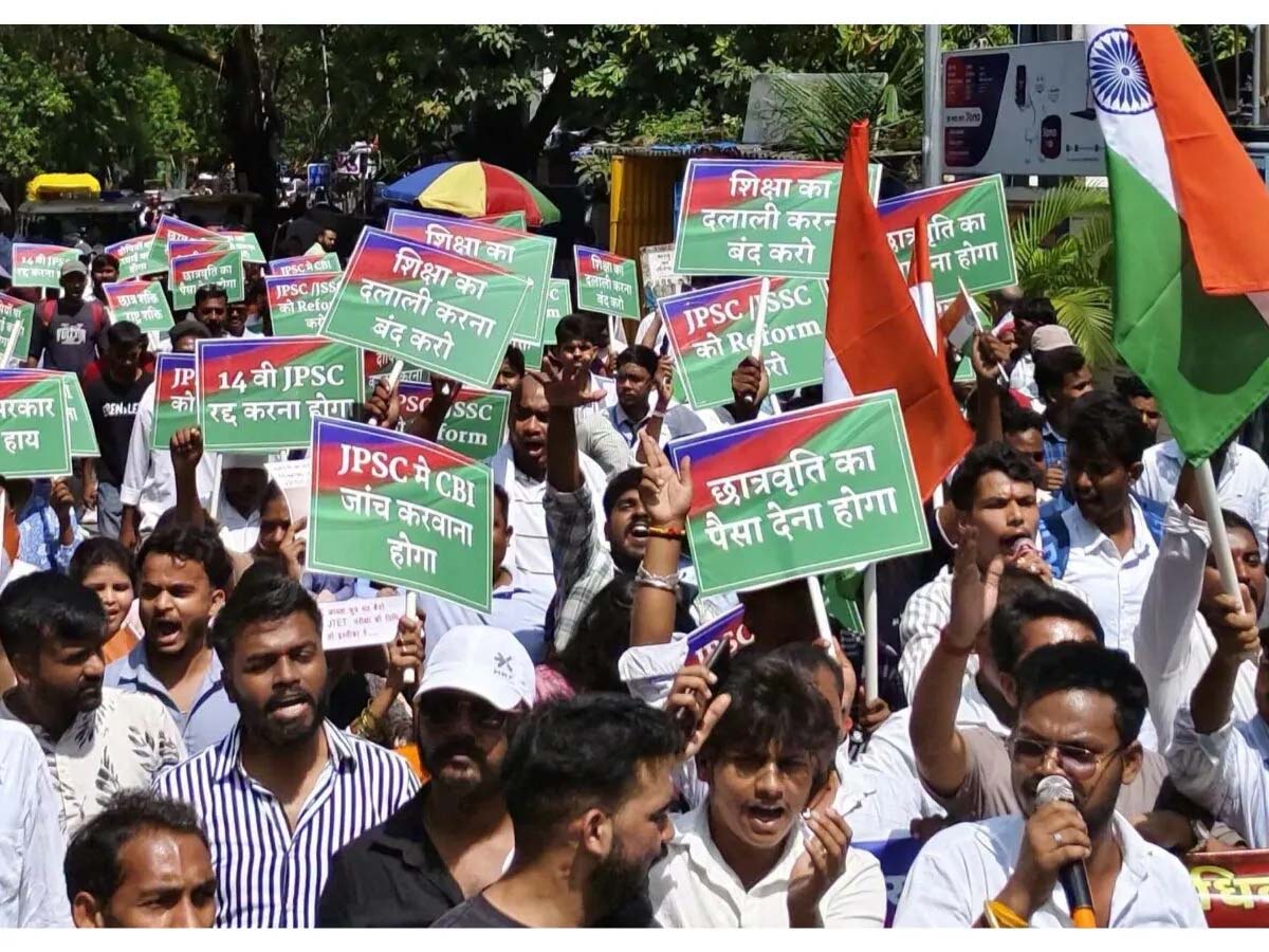 हेमंत सोरेन के फैसले पर छात्रों ने बांटी मिठाइयां, कहा- परीक्षा रद्द होना पहली जीत, CBI जांच तक अनशन जारी