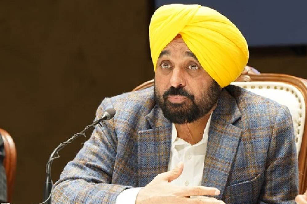 पेपर लीक विवाद के बीच पंजाब सरकार को हाईकोर्ट का झटका, एक और भर्ती प्रक्रिया पर लगी रोक पेपर लीक विवाद के बीच पंजाब सरकार को हाईकोर्ट का झटका, एक और भर्ती प्रक्रिया पर लगी रोक