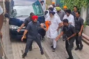 सुखबीर बादल पर हमले से मचा हड़कंप, हमले में पुलिसकर्मी घायल; अस्पताल में भर्ती