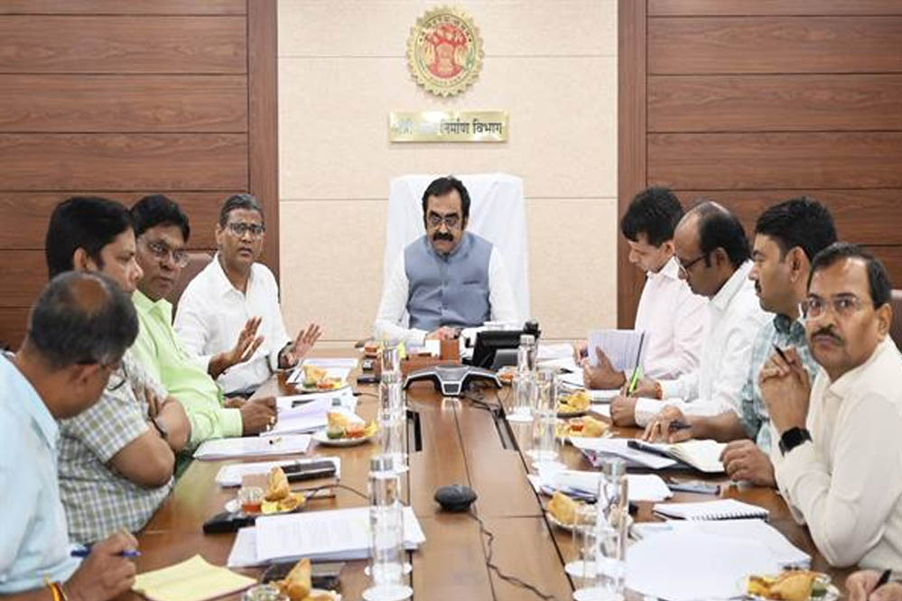 क्षतिग्रस्त सड़कों की जल्द होगी मरम्मत, मंत्री सिंह ने अधिकारियों को दिए कड़े निर्देश