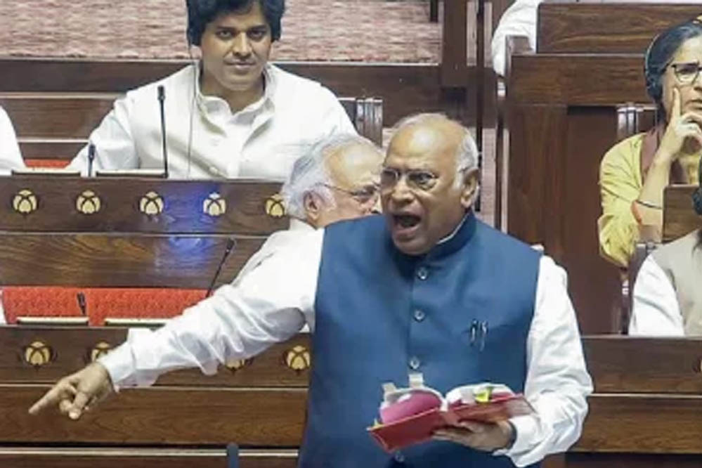 खरगे के मंच के ‘शुद्धिकरण’ पर संसद में हंगामा, जेपी नड्डा बोले- ‘दुखदायी है, जांच करेंगे’ खरगे के मंच के ‘शुद्धिकरण’ पर संसद में हंगामा, जेपी नड्डा बोले- ‘दुखदायी है, जांच करेंगे’