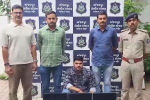 10वीं पास युवक का शातिर खेल! ऐप बनाकर लोगों से करवा रहा था अश्लील काम, फ्लैट से चला रहा था धंधा