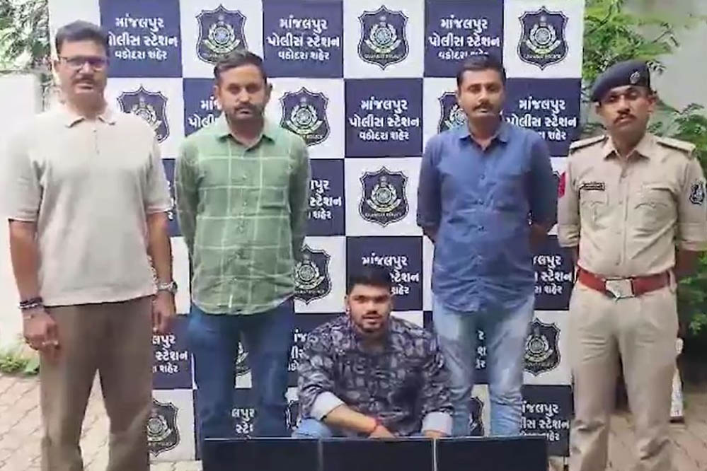 10वीं पास युवक का शातिर खेल! ऐप बनाकर लोगों से करवा रहा था अश्लील काम, फ्लैट से चला रहा था धंधा 10वीं पास युवक का शातिर खेल! ऐप बनाकर लोगों से करवा रहा था अश्लील काम, फ्लैट से चला रहा था धंधा
