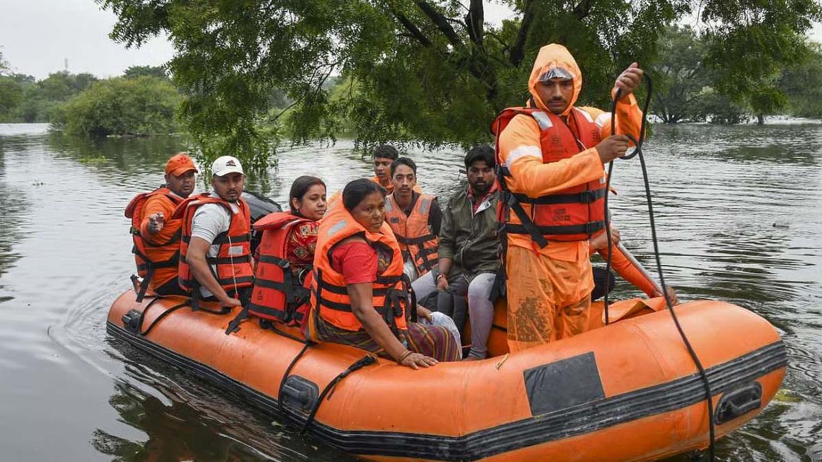 बाढ़ प्रभावित क्षेत्रों में राहत-बचाव के लिए 86 टीमें तैनात, एनडीआरएफ-एसडीआरएफ और पीएसी मोर्चे पर बाढ़ प्रभावित क्षेत्रों में राहत-बचाव के लिए 86 टीमें तैनात, एनडीआरएफ-एसडीआरएफ और पीएसी मोर्चे पर
