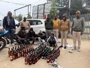 नवादा में लग्जरी कार से 124 लीटर शराब बरामद, तस्कर गिरफ्तार