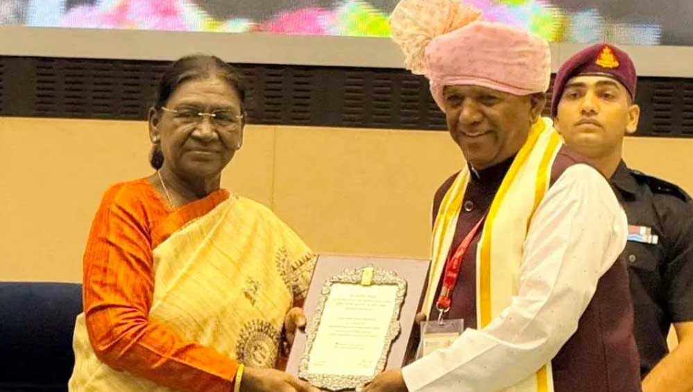 मालवा की लोकगायकी की गूंज दिल्ली तक, पद्मश्री भैरूसिंह चौहान को राष्ट्रपति के हाथों संगीत नाटक अकादमी सम्मान मालवा की लोकगायकी की गूंज दिल्ली तक, पद्मश्री भैरूसिंह चौहान को राष्ट्रपति के हाथों संगीत नाटक अकादमी सम्मान