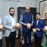 राज्यपाल डेका ने 12 वर्षीय छात्र मास्टर दिव्यांश की पुस्तक ‘थॉट्स अबाउट गॉड‘ का किया विमोचन राज्यपाल डेका ने 12 वर्षीय छात्र मास्टर दिव्यांश की पुस्तक ‘थॉट्स अबाउट गॉड‘ का किया विमोचन