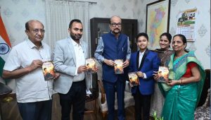 राज्यपाल डेका ने 12 वर्षीय छात्र मास्टर दिव्यांश की पुस्तक ‘थॉट्स अबाउट गॉड‘ का किया विमोचन राज्यपाल डेका ने 12 वर्षीय छात्र मास्टर दिव्यांश की पुस्तक ‘थॉट्स अबाउट गॉड‘ का किया विमोचन