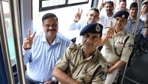 ईवी बस से जनविश्वास शिविर के लिए रवाना हुए संभागायुक्त,कलेक्टर एवं अन्य वरिष्ठ अधिकारी ईवी बस से जनविश्वास शिविर के लिए रवाना हुए संभागायुक्त,कलेक्टर एवं अन्य वरिष्ठ अधिकारी