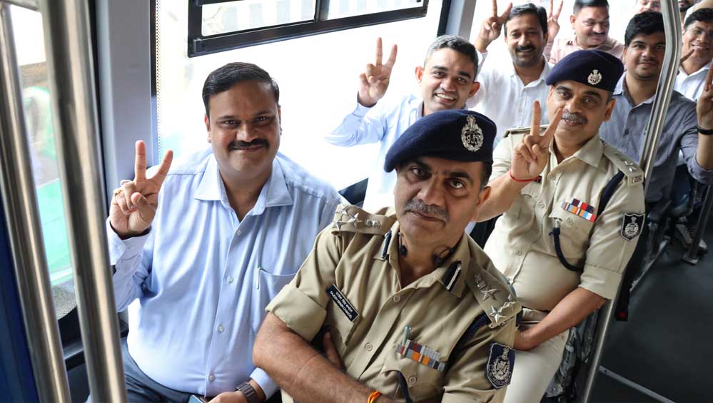 ईवी बस से जनविश्वास शिविर के लिए रवाना हुए संभागायुक्त,कलेक्टर एवं अन्य वरिष्ठ अधिकारी ईवी बस से जनविश्वास शिविर के लिए रवाना हुए संभागायुक्त,कलेक्टर एवं अन्य वरिष्ठ अधिकारी