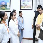 मुख्यमंत्री विष्णुदेव साय से सरगुजा के ग्रामीण अंचलों से शैक्षणिक भ्रमण पर आए मेधावी विद्यार्थियों ने की सौजन्य मुलाकात मुख्यमंत्री विष्णुदेव साय से सरगुजा के ग्रामीण अंचलों से शैक्षणिक भ्रमण पर आए मेधावी विद्यार्थियों ने की सौजन्य मुलाकात
