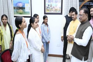 मुख्यमंत्री विष्णुदेव साय से सरगुजा के ग्रामीण अंचलों से शैक्षणिक भ्रमण पर आए मेधावी विद्यार्थियों ने की सौजन्य मुलाकात मुख्यमंत्री विष्णुदेव साय से सरगुजा के ग्रामीण अंचलों से शैक्षणिक भ्रमण पर आए मेधावी विद्यार्थियों ने की सौजन्य मुलाकात