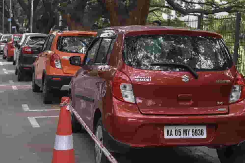 Bengaluru Parking Rules: फुटपाथ पर पार्किंग की तो नहीं बचेगी गाड़ी, भारी जुर्माने के साथ टोइंग की तैयारी Bengaluru Parking Rules: फुटपाथ पर पार्किंग की तो नहीं बचेगी गाड़ी, भारी जुर्माने के साथ टोइंग की तैयारी
