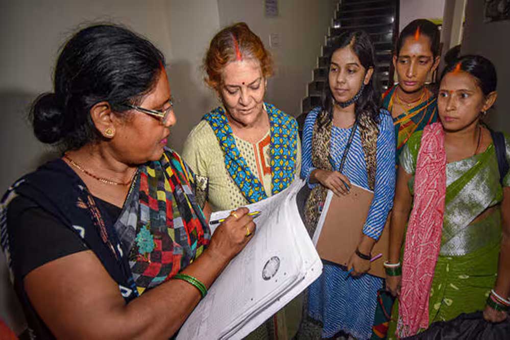  जनगणना 2027 में पहली बार दर्ज होगी जाति, कोविड वैक्सीन की जानकारी भी देनी होगी; केंद्र ने नोटिफाई किए 40 सवाल जनगणना 2027 में पहली बार दर्ज होगी जाति, कोविड वैक्सीन की जानकारी भी देनी होगी; केंद्र ने नोटिफाई किए 40 सवाल
