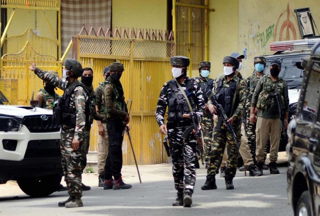 कश्मीर के ऊंचे इलाकों में तैनात CRPF जवानों को मिलेंगे हिमसुरक्षा कपड़े कश्मीर के ऊंचे इलाकों में तैनात CRPF जवानों को मिलेंगे हिमसुरक्षा कपड़े