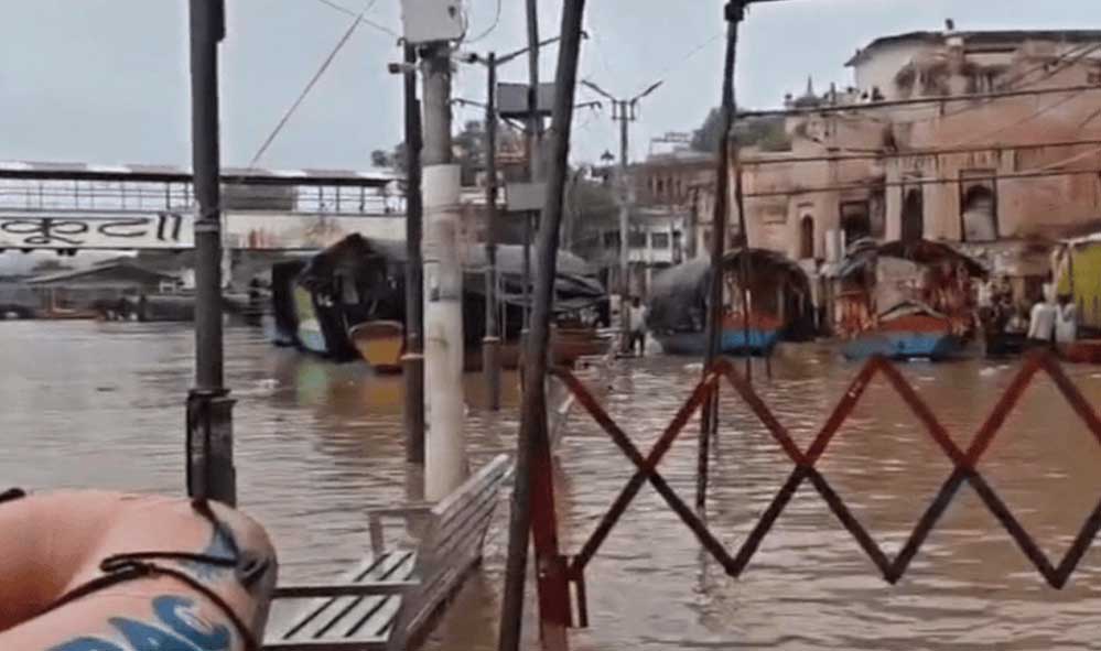 Chitrakoot Flood Alert: मंदाकिनी का जलस्तर बढ़ा, रामघाट खाली कराया; बैरिकेडिंग कर आवाजाही रोकी गई Chitrakoot Flood Alert: मंदाकिनी का जलस्तर बढ़ा, रामघाट खाली कराया; बैरिकेडिंग कर आवाजाही रोकी गई