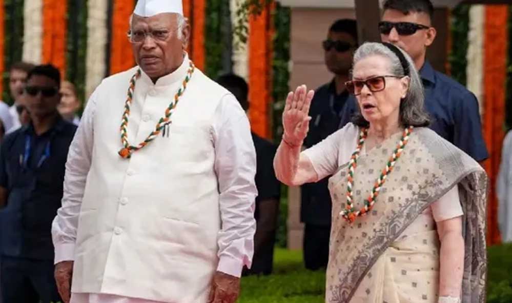 ‘वंदे मातरम्’ विवाद में घिरी कांग्रेस, सोनिया-राहुल के खिलाफ शिकायत; BJP ने मांगी कड़ी कार्रवाई
