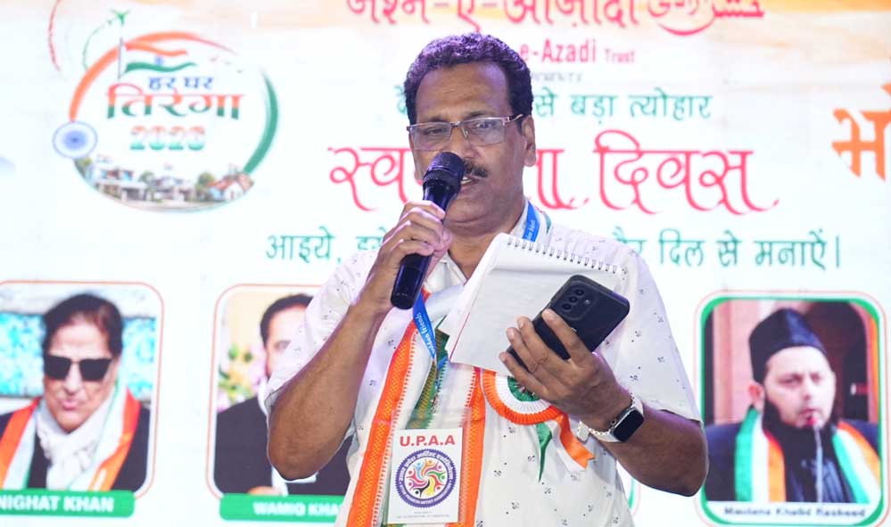 आजादी के जश्न में बांटे 80 किलो लड्डू, कई धर्मगुरुओं की मौजूदगी में हुआ भव्य ध्वजारोहण समारोह