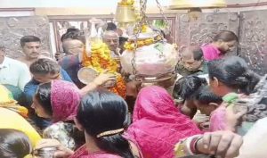 अमृतसर के शिवाला बाग भाइयां मंदिर में उमड़ी भारी भीड़, सावन सोमवार-नाग पंचमी और संक्रांति के संयोग ने बढ़ाई रौनक