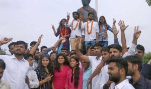 Panjab University Election 2026: छात्र संगठनों ने कसी कमर, नए समीकरणों के बीच अध्यक्ष पद पर होगी कड़ी टक्कर Panjab University Election 2026: छात्र संगठनों ने कसी कमर, नए समीकरणों के बीच अध्यक्ष पद पर होगी कड़ी टक्कर