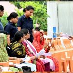 जनता दर्शन में एक महिला की पीड़ा सुन मुख्यमंत्री योगी आदित्यनाथ का सख्त निर्देश जनता दर्शन में एक महिला की पीड़ा सुन मुख्यमंत्री योगी आदित्यनाथ का सख्त निर्देश
