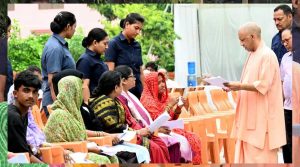 जनता दर्शन में एक महिला की पीड़ा सुन मुख्यमंत्री योगी आदित्यनाथ का सख्त निर्देश जनता दर्शन में एक महिला की पीड़ा सुन मुख्यमंत्री योगी आदित्यनाथ का सख्त निर्देश