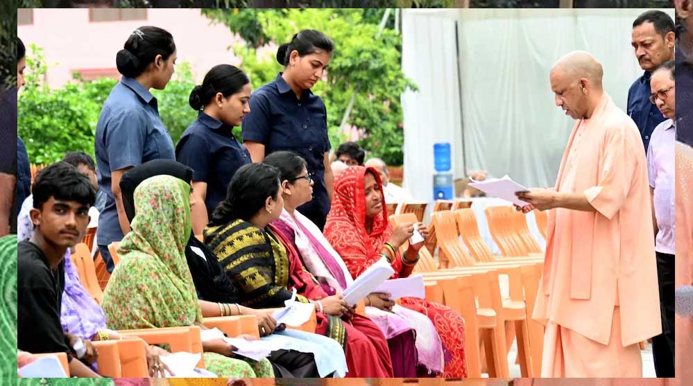 जनता दर्शन में एक महिला की पीड़ा सुन मुख्यमंत्री योगी आदित्यनाथ का सख्त निर्देश