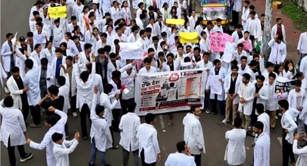 मध्य प्रदेश में MBBS इंटर्न्स की हड़ताल शुरू, 13 सरकारी मेडिकल कॉलेजों की स्वास्थ्य सेवाओं पर असर