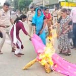 महिलाओं के सम्मान पर सियासत गरम: केंद्रीय मंत्री प्रह्लाद जोशी और सांसद कंगना रनौत के खिलाफ महिला कांग्रेस का उग्र प्रदर्शन, सार्वजनिक माफी की मांग
